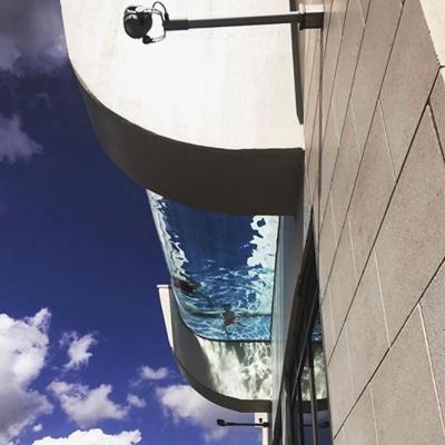 Bể bơi chung cư có đáy nhìn xuyên thấu từ tầng 42 xuống đường